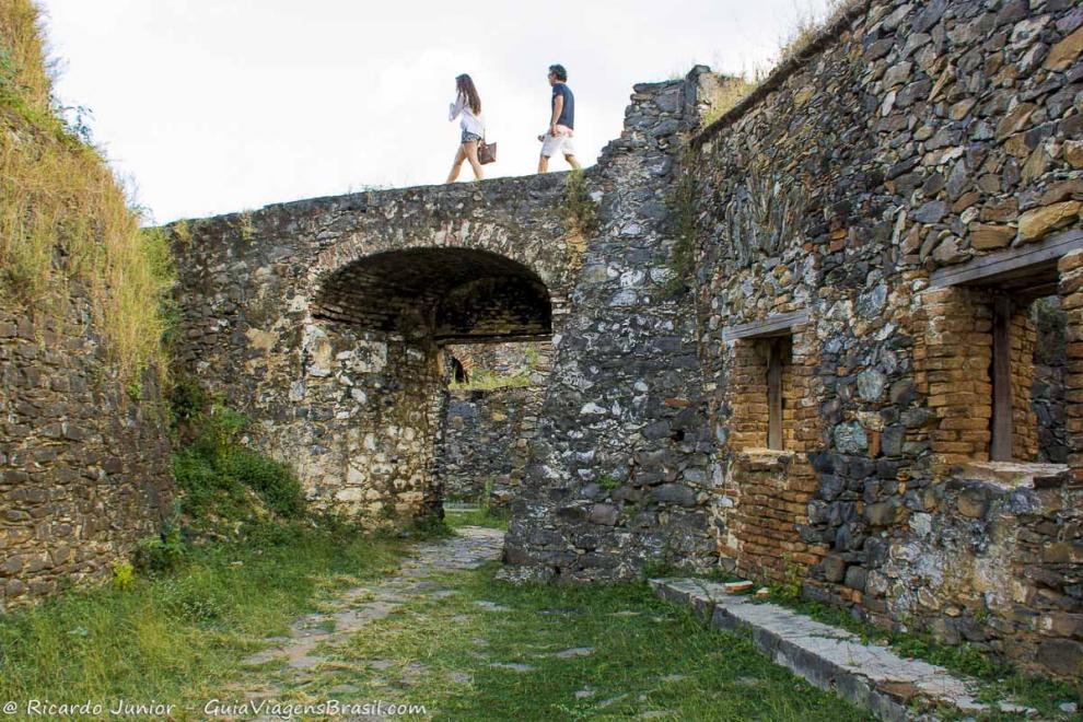 Imagem de turistas passando por cima do Forte.